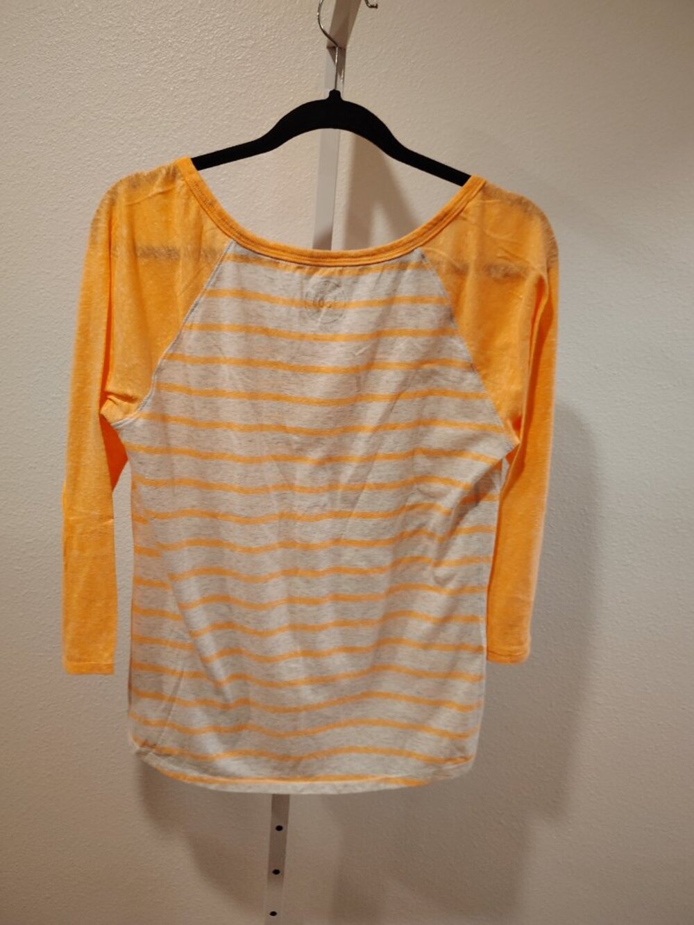 SO Junior's 3/4 Sleeve Top Size XL Stripes Neon Orange Gray Henley Neck Y2K - Picture 10 of 10